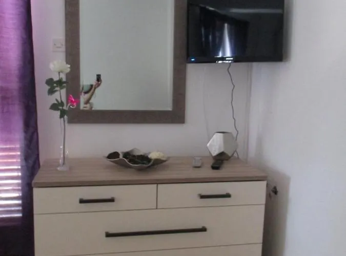 Sobe Bukaleta Alojamento de Acomodação e Pequeno-almoço Loznati