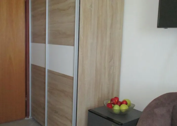 Sobe Bukaleta Alojamento de Acomodação e Pequeno-almoço Loznati