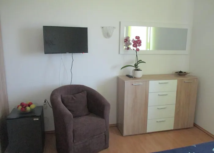 Couette-café Sobe Bukaleta 3*